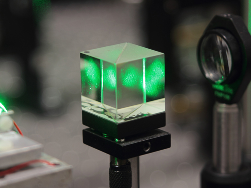 氧化镁在光学设备中是如何应用的？